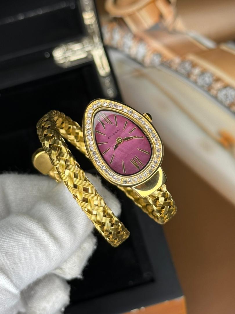 ساعت مچی دور نگین زنانه طلایی طرح مار بولگاری Bvlgari - Image 4
