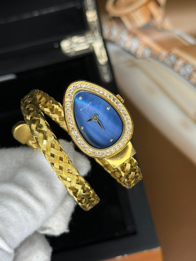 ساعت مچی دور نگین زنانه طلایی طرح مار بولگاری Bvlgari