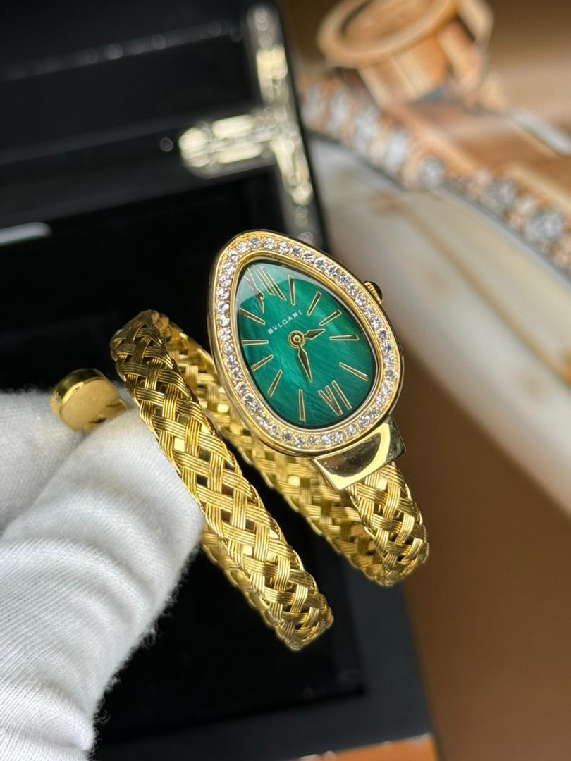 ساعت مچی دور نگین زنانه طلایی طرح مار بولگاری Bvlgari - Image 2