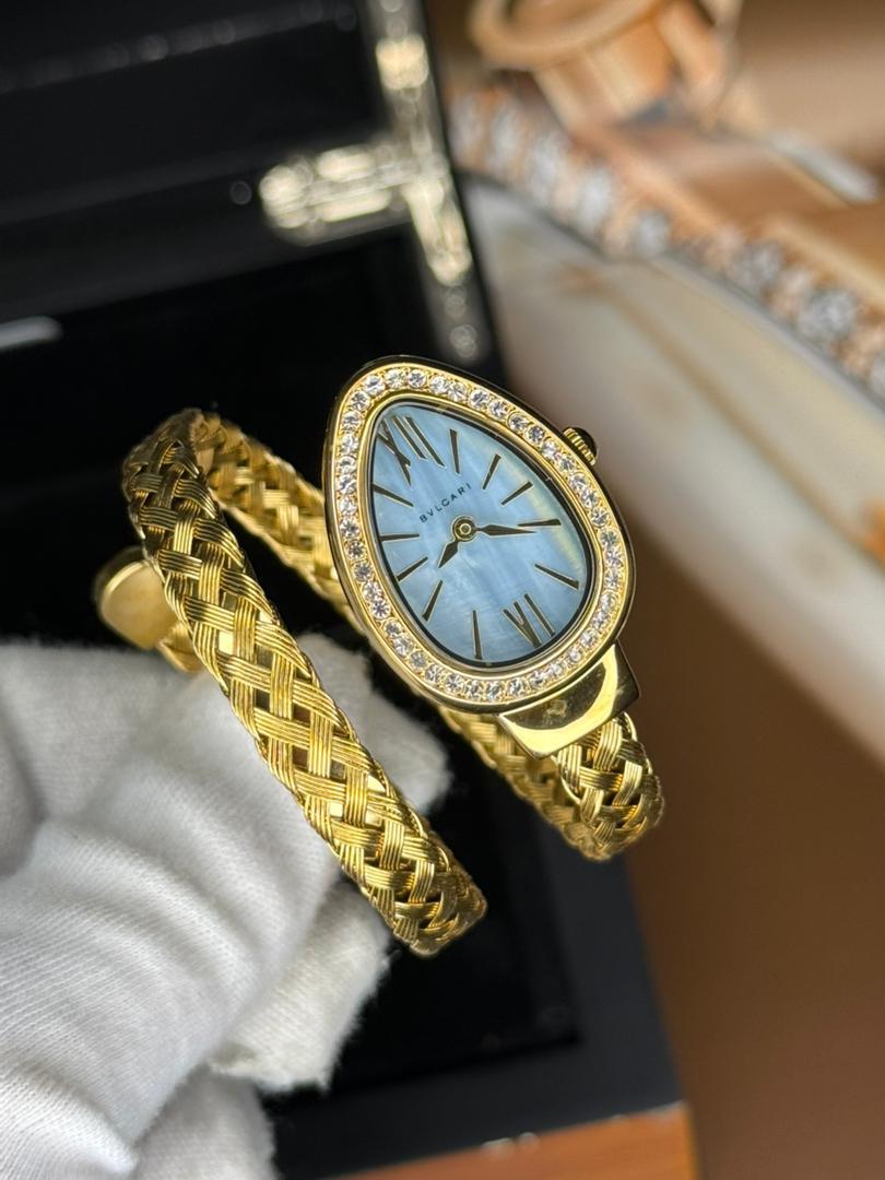 ساعت مچی دور نگین زنانه طلایی طرح مار بولگاری Bvlgari