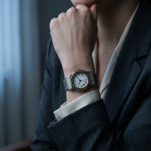 ساعت مچی زنانه کارتیه دور طلایی صفحه سفید cartier